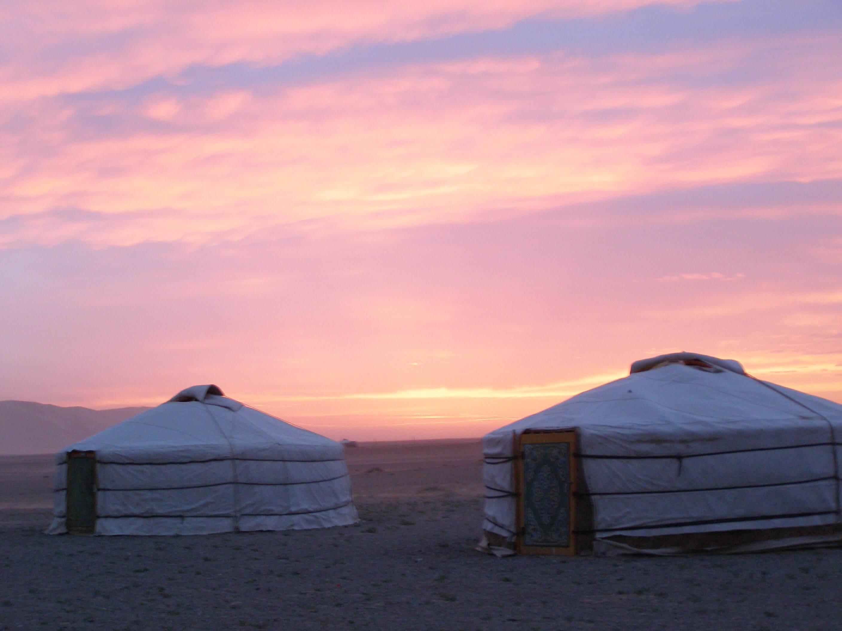 mongolie, gers bij zonsondergang.jpg